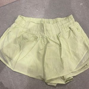 lululemon 2.5 lime green hotty hot shorts size 4